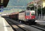 Am 28.06.12 durchfhrt ein Holz-Ganzzug, gezogen von der Re 6/6 11637  Sonceboz-Sombeval , den Bahnhof Aigle.