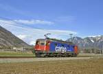 Die Re 620 061 der SBB ist auf dem Dreischienengleis der Rhb unrerwegs in das Chemie Werk Domat/Ems um ihren Zug abzuholen.Eine Stunde spter kam sie wieder zurck leider aus dem Licht und nicht Fotografierbar.Aufgenommen bei Felsberg am 30.1.2013