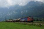 Re 620 058-8 zieht am 10.07.2013 einen Tankzug von Walenstadt Richtung Sargans. Leider waren die Churfirsten im Hintergrund den ganzen Nachmittag ber eingepackt.