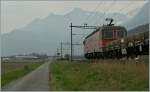 Auf Sonne hatte ich gehofft und auf ein paar Gterzge; erste verdeckten Wolken und die Gterzge sich selbst...
Begegnung zweier Re 6/6 gefhrter Gterzge zwischen Aigle und St Triphon am 2. April 2013 