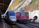 SNCF/SBB: Zusammentreffen Frankreich/Schweiz. Der SNCF TGV trifft im Grenzbahnhof Vallorbe auf die SBB CARGO Re 6/6 11656  TRAVERS  am 22. Oktober 2013.
Foto: Walter Ruetsch