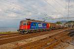 Die X-Rail Re 420 088-5 fährt am 18.6.2014 mit eimem gemischtem Güterzug bei Wädenswil ZH vorbei  