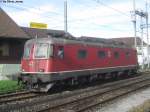 Re 6/6 11649 ''Aarberg'' am 8.10.2014 in Hinwil. Dank dem örtlichen Kieswerk und der Armee gibt es noch regelmässig Güterverkehr im Zürcher Oberland, der aber infolge des immer dichter werdenden S-Bahn-Verkehrs nur wenige freie Trassées hat.