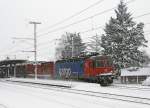 SBB: Am 30. Dezember 2014 war die Re 620 061  GAMPEL STEG  bei Niederbipp mit einem Kehrichtzug von Olten nach Solothurn unterwegs.
Foto: Walter Ruetsch