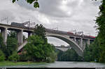 Mit einem schönen gemischten Güterzug überfährt eine der letzten grünen Re 6/6, die 11646  Bussigny  den Lorraineviadukt in der Stadt Bern. 23. Juli 2014