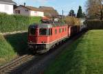 SBB: Güterzug mit der Re 6/6 11650  SCHÖNENWERD  bei Biberist am 9. November 2015.
Foto: Walter Ruetsch