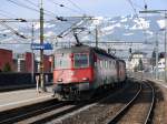 SBB - Re 10/10 mit Re 6/6  620 075-2 und Re 4/4 ?? mit Güterzug bei der durchfahrt im Bahnhof Schwyz am 26.02.2016