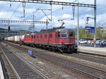 SBB - Re 6/6 11614 und Re 4/4 11289 mit Güterzug bei der durchfahrt in Liestal am 16.04.2016