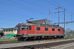 Re 6/6 11628 durchfährt den Bahnhof Pratteln. Die Aufnahme stammt vom 05.05.2016.