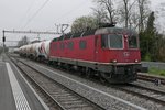 Re 6/6 11634 'AARBURG-OFTRINGEN' zieht am 02.04.2016 die in Konstanz übernommenen vollen Holcim-Zementwagen durch den Bahnhof Kreuzlingen Hafen in Fahrtrichtung Romanshorn.