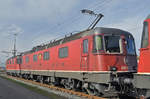 Die Re 620 077-8 und die Re 4/4 II 11338 sind beim Güterbahnhof Muttenz abgestellt. Die Aufnahme stammt vom 13.11.2016.