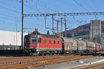 Re 6/6 11648 durchfährt den Bahnhof Sissach. Die Aufnahme stammt vom 05.11.2015.