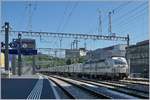 Die Rail Care Rem 476 454 (UIC 91 85 4476 454-9 CH-RLC) ist nach der Fahrt nach Vufflens la Ville mit ihrem Coop-Container-Zug wieder zurück in Genève, hier erreicht der Zug bei Lancy
