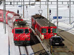 Endgültig Vergangenheit: der Glacier-Express Zermatt - St. Moritz kreuzt mit dem Autozug von Sedrun nach Andermatt in der Station Oberalppass (2033 müM). Im Personenwagen hinter der Lok sitzen die Autoinsassen. Die Autozüge wurden nach der Wintersaison 2022/23 endgültig eingestellt. Oberalppass, 13.2.2023