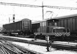 Chemins de fe Fribourgeois.
Gruyères-Fribourg-Morat (GFM) (Schmalspur).
Te 2/2 11 mit aufgeschemeltem Normalspurwagen für die berühmte Schokoladefabrik von Broc in Bulle im Jahre 1979.
Vom 05. April 2021, 21:00 Uhr, bis 10. Dezember 2022, 05:00 Uhr, ist die Strecke der TPF zwischen Bulle und Broc-Fabrique wegen Bauarbeiten vollständig unterbrochen.
Foto: Walter Ruetsch