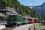 Zb Historic.
ZEITREISE AM BRÜNIG.
HGe 4/4 l 1992  GISWIL  mit dem Sonderzug in Brünig-Hasliberg am 5. September 2021 kurz vor der Weiterfahrt nach Meiringen.
Zum Fotostandort: Nachträglich nochmals einen herzlichen Dank an den Angestellten der ZB. Dank der netten Begleitung auf diesen Standort hat er mir diese herrliche Aufnahme ermöglicht.
Foto: Walter Ruetsch 