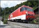 Die HGe 4/4 101 966 der ZB hat mit dem Zug von Interlaken Ost nach Luzern gerade den Bahnhof in Brienz verlassen.
