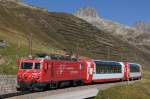 Der Glacier Express 909 mit der HGe 4/4 II 108 an der Spitze schlngelt sich am 15.9.11 vom Oberalppass talwrts.