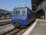  Bitte Einsteigen  heit es zwar auf der HGe 4/4 II Lokomotive der Zentralbahn im Bahnhof Luzern, doch es ist zu spt, der Zug fhrt schon ab (2011-09-30).