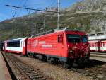 MGB - Zahnradlok HGe 4/4 3 mit Glacier Express beim verlassen des Bahnhofs in Andermatt am 20.09.2012