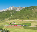 Glacier Express auf der Fahrt von Andermatt in Richtung Brig-Zermatt, bespannt mit MGB HGe 4/4 II.