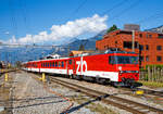   Die HGe 4/4 II - 101 965-2 „Lungern“  der zb (Zentralbahn) erreicht mit ihren Extrazug, bestehend aus zwei B-Wagen und dem Steuerwagen ABt 943-6, am 25.09.2016 den Bahnhof Meiringen.