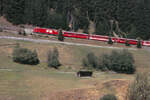 Auf dem Weg zum Oberalppaß durchfährt die damals hochmoderne HGe 4/4 II 102 der FO - Furka-Oberalpbahn - einen Zahnstangenabschnitt. Am Zughaken hat sie den Glacier-Express Chur - Zermatt, bestehend aus Waggons der RhB und der FO.
Oberalppaß, 30. August 1990, Canon A1, Canoscan, Gimp