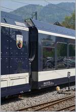 Ein etwas detaillierterer Blick auf das vor wenigen Minuten enthülle Wappen des ABeh 2/6 7503 zur Eröffnung der Feierlichkeiten  50 Jahre Blonay- Chamby Museumsbahn .