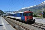 Bauarbeiten Leuk-Sierre/Siders; Pendelbetrieb Leuk-Brig, teilweise mit EWI Pendeln: Regio 30215 mit BDt 50 85 82-33 990-1 bei Ausfahrt in Visp, 29.04.2017.