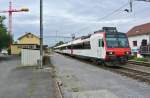 Wegen Bauarbeiten zwischen Zofingen und Nebikon verkehren umlaufbedingt Dominos auf der Linie Zofingen-Lenzburg. Im Bild ist der RBDe 560 263-6 als S 28 6937 in Hunzenschwil, 11.09.2013.