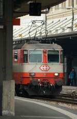 Bringt Farbe in den grauen (Bahn)-Alltag: Re 4/4 II 11108.