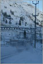 Der ETR 470 auf seiner Fahrt Richtung Sden wirbelt in Gschenen ziemlich viel Schnee auf...