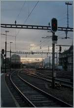 Gegen die Regel gegen das Licht fotografiert: ein 511 erreicht von Vevey kommend Lausanne. 
21. Dez. 2012