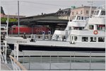 Re 460 078-9 ist soeben mit einem IC aus Brig in Romanshorn eingetroffen, wo Fähranschluss über den Bodensee nach Friedrichshafen besteht.(02.05.2016)