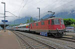 Donnerstag den 18.05.2023 um 11:36 Uhr in Flüelen. Auf Gleis 1 steht der Gotthard Panorama Express. Im Fahrplan ist er als „PE PanoramaExpress 3092“ bezeichnet. Er führt nur Wagen 1. Klasse (betreffs Reisende). Der Fotowagen jedoch ist ein 2. Klasse Wagen. Die Mitreise im Zug ist Reservierungs- und Zuschlagspflichtig. Lugano ab 09:18 Uhr. Arth-Goldau an 12:00 Uhr. Er verkehrt via Airolo – Göschenen. Als Zuglok ist heute die Re 4/4 II 11197 (Re 420  91 85 4420 197-6 CH-SBB) mit diesem Zug unterwegs.
1.	Wagen: Apm 61 85 1990 103-6 CH-SBB (1. Klasse Panoramawagen)
Türanschrift: Wagen 11, Sitzplätze 51-96.
2.	Wagen: Apm 61 85 1990 109-3 CH-SBB (1. Klasse Panoramawagen)
Türanschrift: Wagen 12, Sitzplätze 11-56.
3.	Wagen: B 50 85 2173 369-3 CH-SBB (2. Klasse ohne Panoramafenster „Escher“. Fenster zum öffnen)
Türanschrift: Fotowagen.
4.	Wagen: Apm 61 85 1990 100-2 CH-SBB (1. Klasse Panoramawagen)
Türanschrift: Wagen 14, Sitzplätze 51-96.
5.	Wagen: Apm 61 85 1990 111-9 CH-SBB (1. Klasse Panoramawagen)
Türanschrift: Wagen 15, Sitzplätze 11-56.
6.	Wagen: Apm 61 85 1090 251-2 CH-SBB (1. Klasse ohne Panoramafenster. Dienstwagen für das Gepäck der Reisenden und das Bordpersonal)
Türanschrift: Wagen --, kein Durchgang.
Koordinaten GMS (Grad, Minuten, Sekunden): N 46° 54’ 8.2’’ O 8° 37’ 28.3’’
