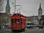 Der VBZ Weihnachtstram  Märlitram  unterwegs zwischen ZH Central und ZH Bellevue am 6. Dezember 2017. Ausserdem geriet heute, den 7.12.17 das  Märlitram  in einer Kollision mit einem Auto. Info unter: 

https://www.tagesanzeiger.ch/zuerich/verbrechen-und-unfaelle/unfall-mit-maerlitram/story/18366992 
oder...
 http://www.20min.ch/schweiz/zuerich/story/BMW-rammt-Diensttram-des-Samichlauses-28318196