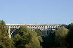 Ein IC 2000 Pendel am 26.9.23 unterwegs Richtung Genf Flughafen beim überqueren des Grandfey-Viadukt.