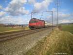 Die Re 460 018-5 schiebt am 2.2.08 ihren IC-Dosto bei Gundetswil in Richtung Romanshorn