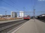 Kreuzung zweier technisch identischen, aber optisch verschiedenen Fahrzeuge am 21.4.2010 in Pratteln. Links ein EW IV Bt, rechts ein Bt eines IC-Dosto.