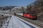 Re 460 105-0 zieht am 3.2.12 den IC 729 von Lausanne Richtung Bern, hier bei Bossire. Bei diesem Bild hatte ich Glck, dass mir der Domino nicht allzu sehr in die Quere kam.