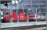Der Intercity aus Zrich prescht um die Kurve, whrenddem der IR nach Basel schon fr die Abfahrt bereit steht. Chur. (02.04.2007)