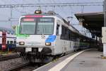 Der Voralpen-Express von Luzern- St. Gallen fährt im Bild am 2. September 2017 mit dem RBDe 561 084-5 an der Spitze aus Gleis 5 im Bahnhof Rapperswil weiter nach Schmerikon.