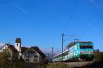 SOB Werbelok Re 456 092  Siemens  am Morgen des 7. Oktober 2017 unter blauem Himmel mit dem VAE von Luzern nach St. Gallen in Bollingen, Richtung Schmerikon. Irgendwie erinnert mich die Gegend und das  Dörfchen  schon noch ein bisschen an St. Saphorin im Kanton Waadt. 