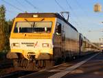 Die SOB Werbelok Re 456 093  Rhomberg Sersa  fuhr am Morgen des 7. Oktober 2017 unter blauem Himmel mit dem VAE von St. Gallen nach Luzern auf Gleis 1 im Bahnhof Schmerikon ab. 