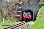 Da schlug mein Herz einiges hher: Die Re 4/4 IV (446) 016 kommt mit Voralpen-Express aus dem Tunnel zwischen Sattel und Bibreegg.Zoombild ,im Sommer 2006.