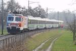 Re 446 017 mit Voralpen-Express IR 2413 von Luzern nach Romanshorn am 01.03.2011 bei Muolen.