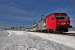 In Altmatt fährt die Zuglokomotive Re 456 095 zusammen mit der Schublokomotive Re 456 092 mit dem Voralpenexpress vorüber.Bild vom 24.2.2016