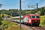 In einer sehr raren Zugzusammenstellung fährt zur Zeit die SOB Lok Re 446 016 und der Triebwagen RBDe 561 081 mit dem VAE in Kaltbrunn vorüber.Bild vom 28.6.2016