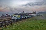 Die Re 446 015 fährt zusammen mit der Schublokomotive Re 446 018 am frühen Morgen mit dem VAE in Kaltbrunn vorüber.Bild vom 30.10.2016