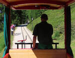 Blick über die Schultern des Wagenführers: Das Riffelalptram gilt gemäss Eigenwerbung als höchstgelegene Tramlinie Europas. Sie verbindet die Station Riffelalp der Gornergratbahn mit dem Hotel Riffelalp, gemäss Angaben auf dem Tram auf 2222müM. Länge der Linie: 675m, Spurbreite 800mm, Höchstgeschwindigkeit 10 km/h, die Motorwagen beziehen ihre Energie aus Akkumulatoren. Riffelalp, 12.7.2022